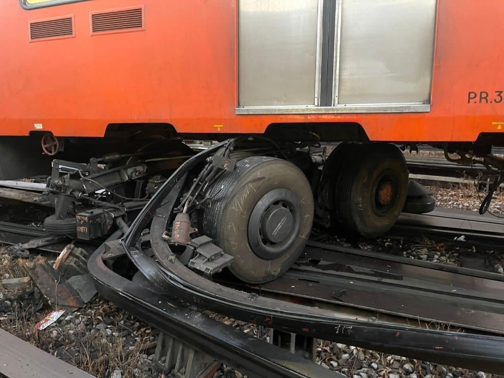 Descarrila vagón del Metro en zona de talleres de Ticomán