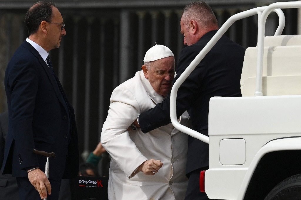 Hospitalizan al papa Francisco en Roma