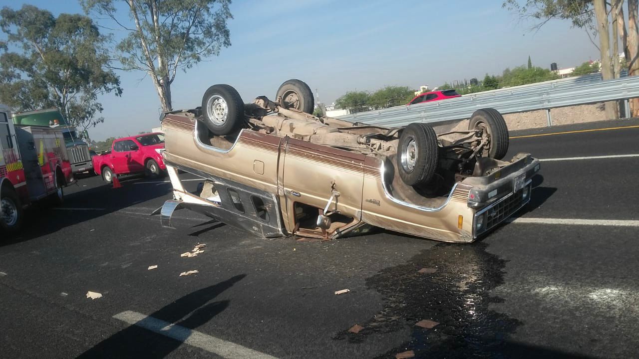 Vuelca camioneta sobre la autopista México-Pachuca