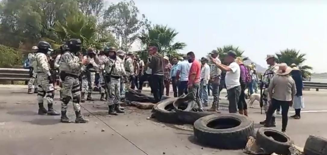 Autopista México-Querétaro: Vecinos de Tepeji retiran bloqueo tras 4 horas