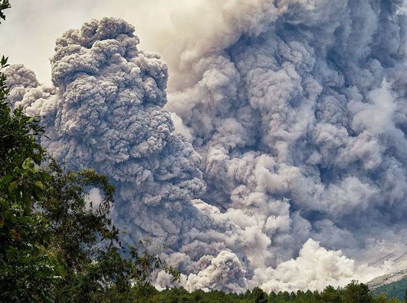 Entra en erupción el volcán Merapi en Indonesia