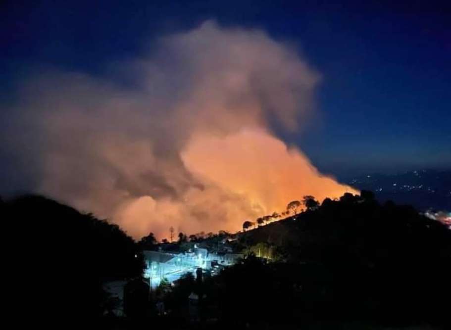 Continúa sin control incendio en cerro del Águila en Hidalgo