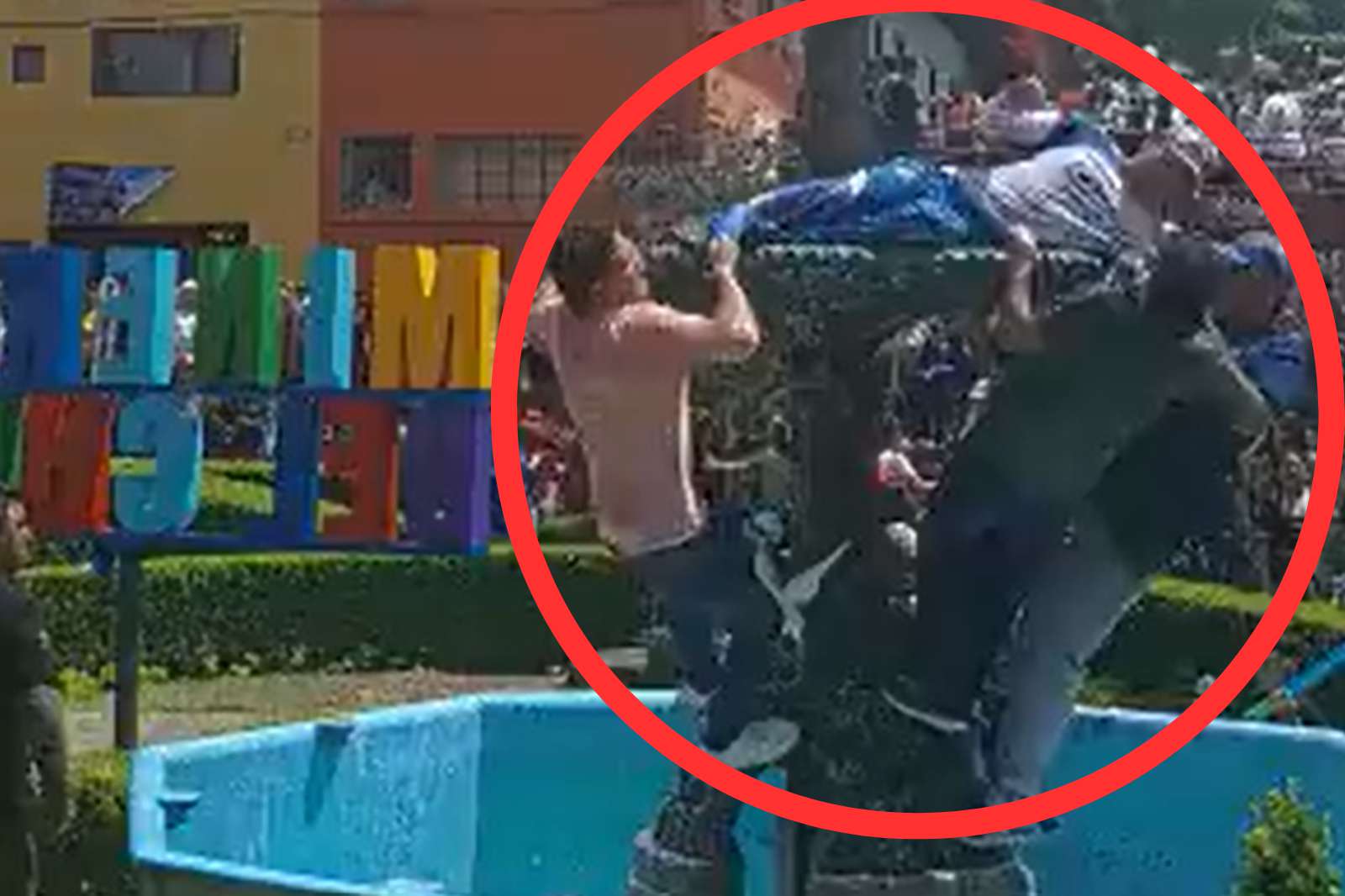 VIDEO. Hombres sacan a golpes a joven de fuente en Mineral del Chico