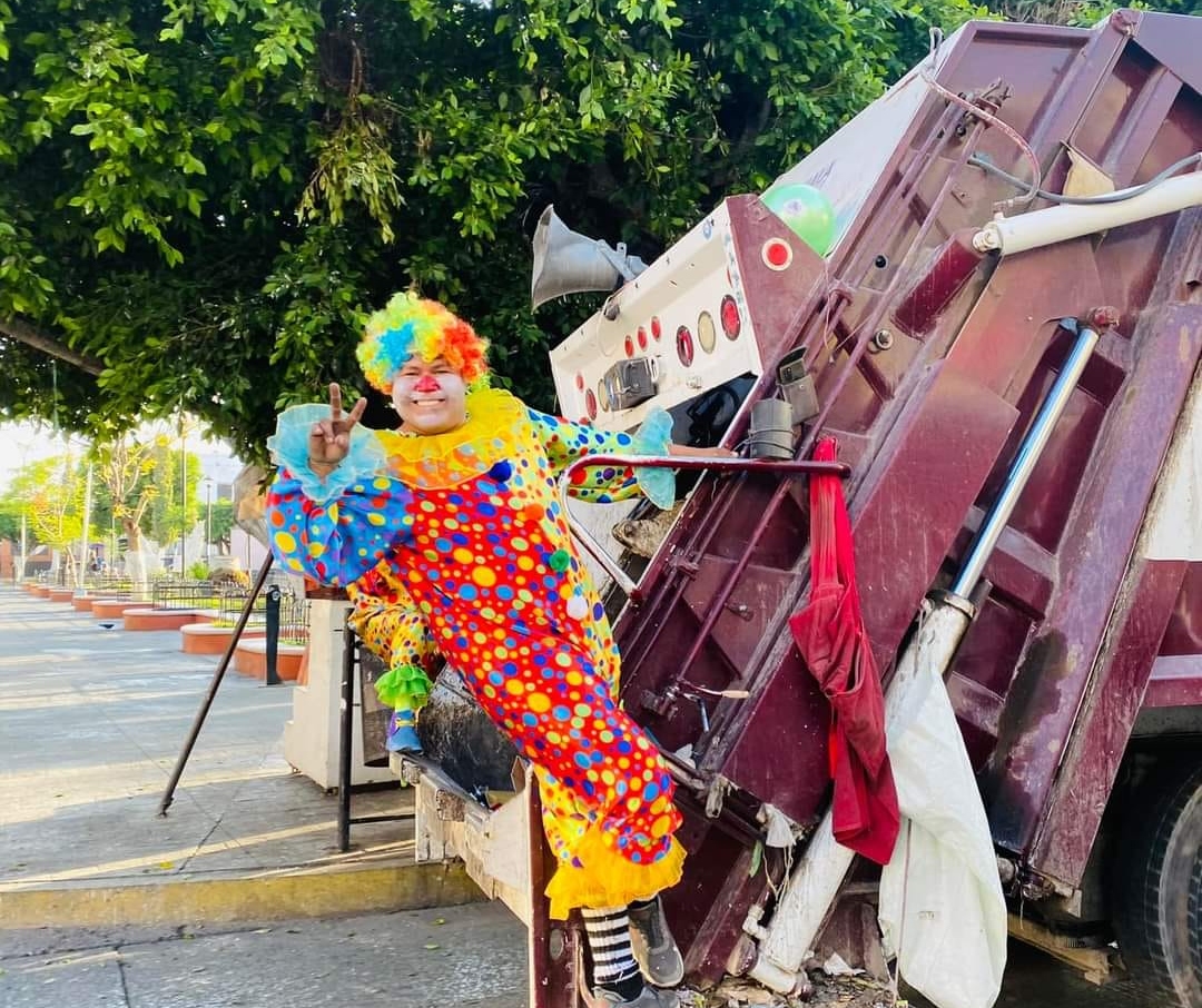 Recolectores de basura de Mixquiahuala se visten de payasos para alegrar a los niños