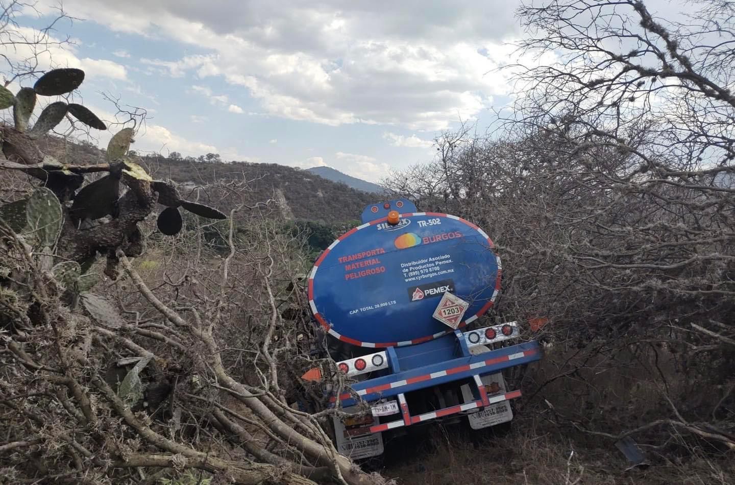 Cae pipa a barranco en la carretera México-Querétaro