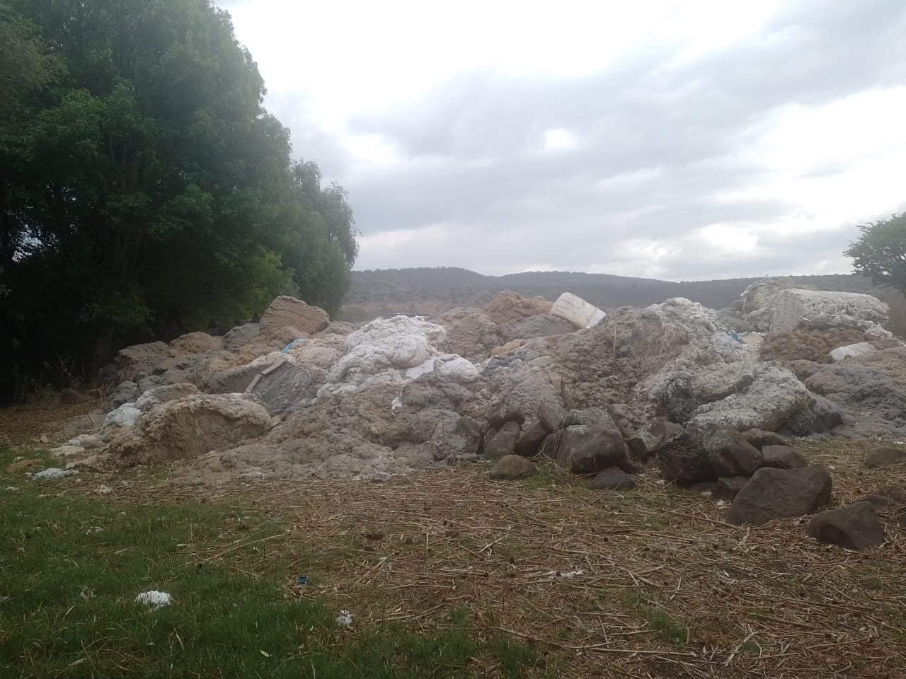 En Tepeji del Río usan campo de maíz como tiradero clandestino