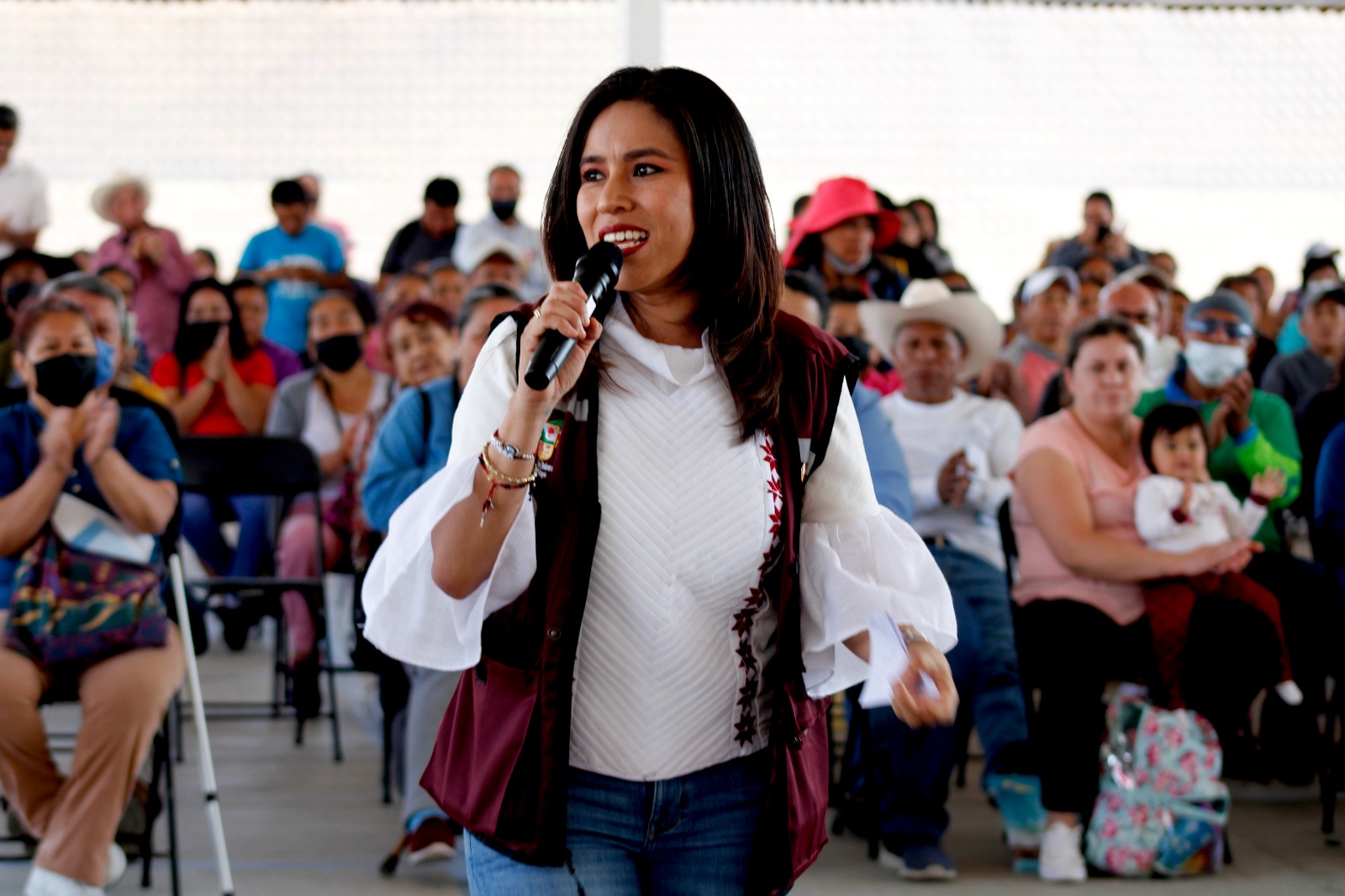 Podría participar Simey Olvera en debate; asegura que sufre VPRGM