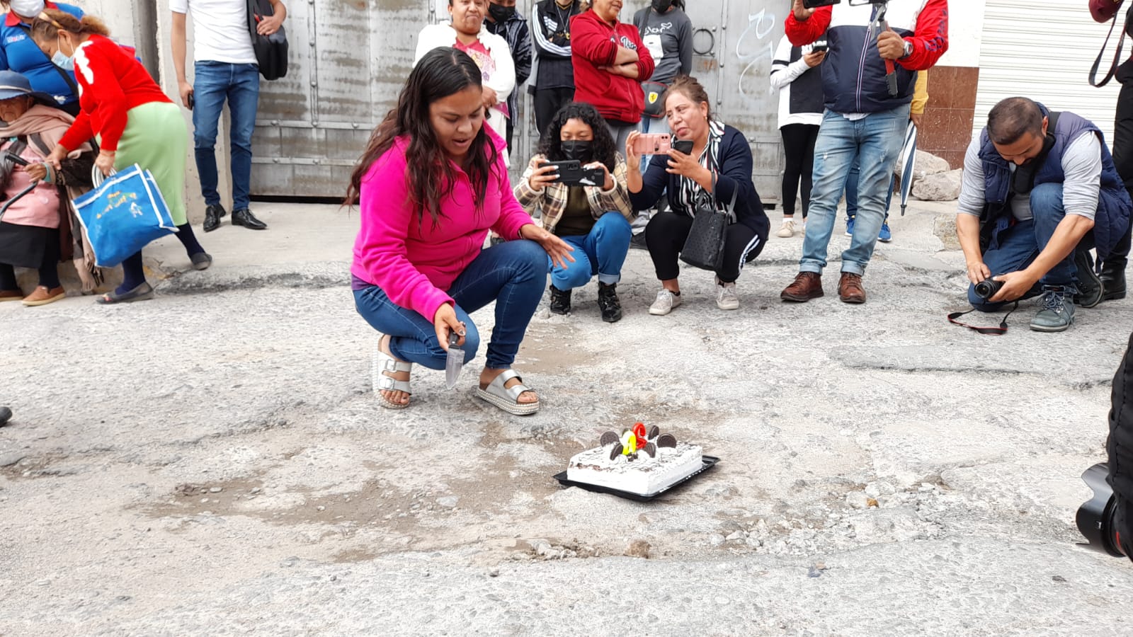 ¡Con todo y pastel! Vecinos de Pachuca celebran a bache