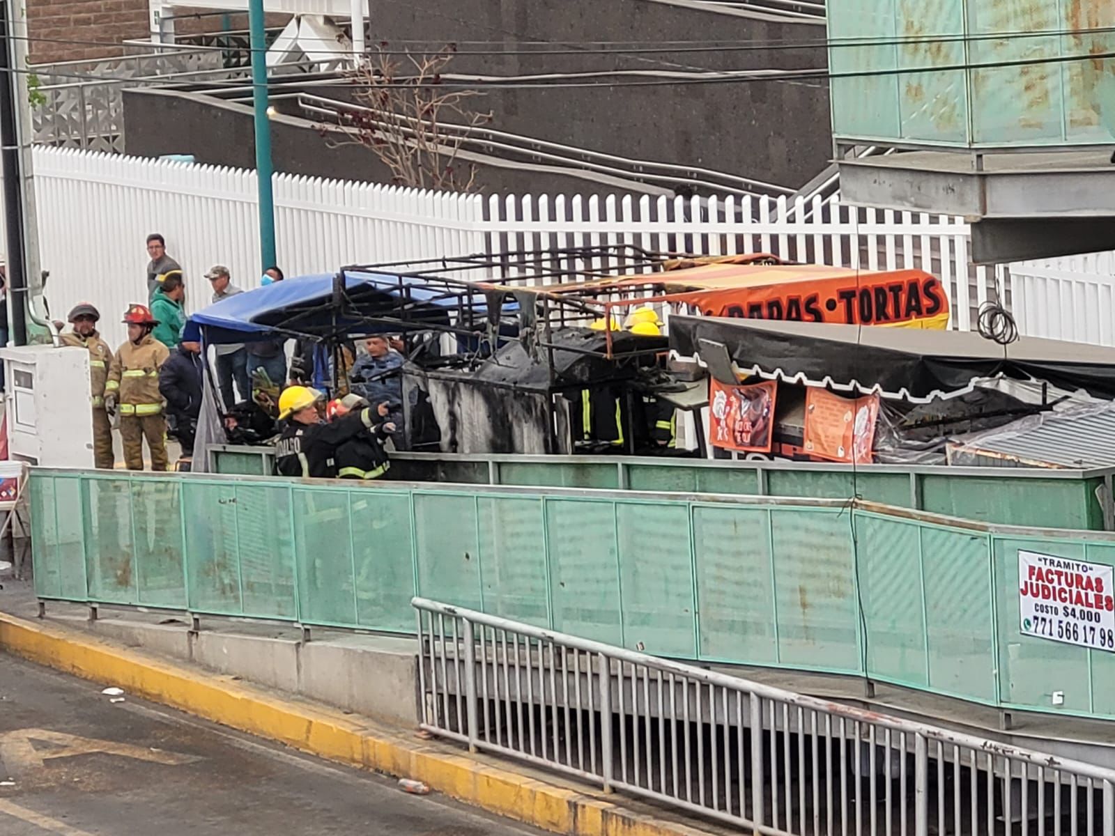 Explota tanque de gas en puesto afuera de la Clínica 36 del IMSS