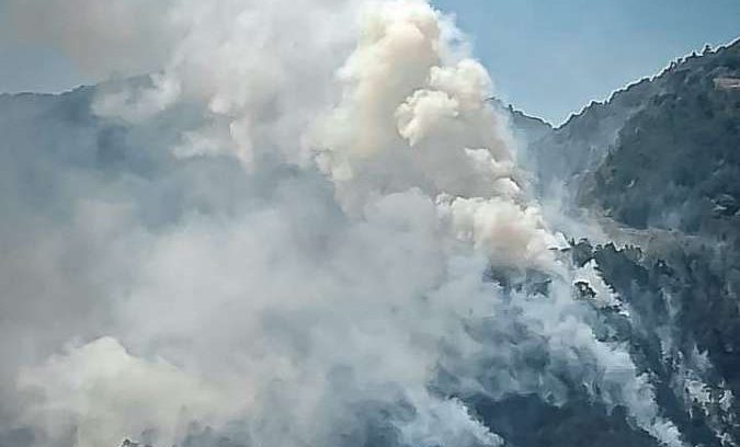 Incendio en Los Mármoles: el fuego se aviva y desalojan a habitantes