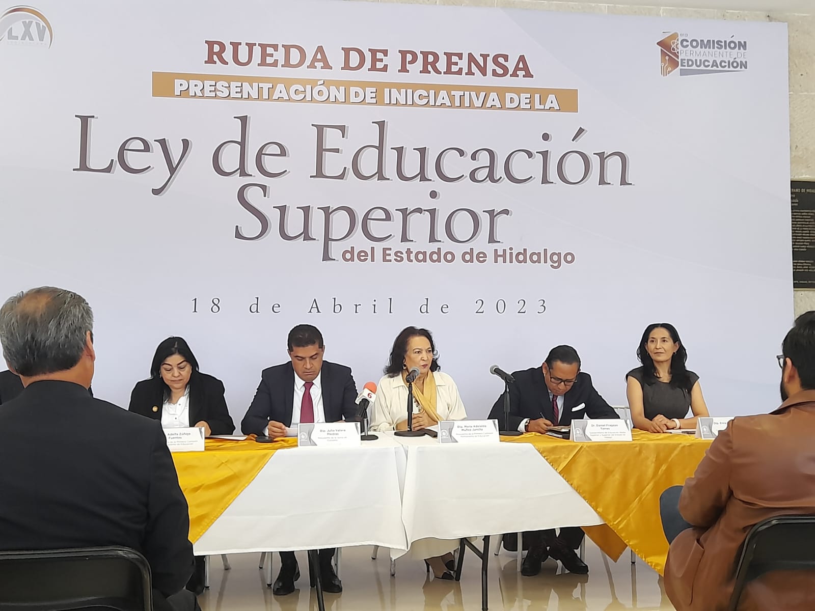 Presentan Ley para que acceso a la universidad sea gratuito