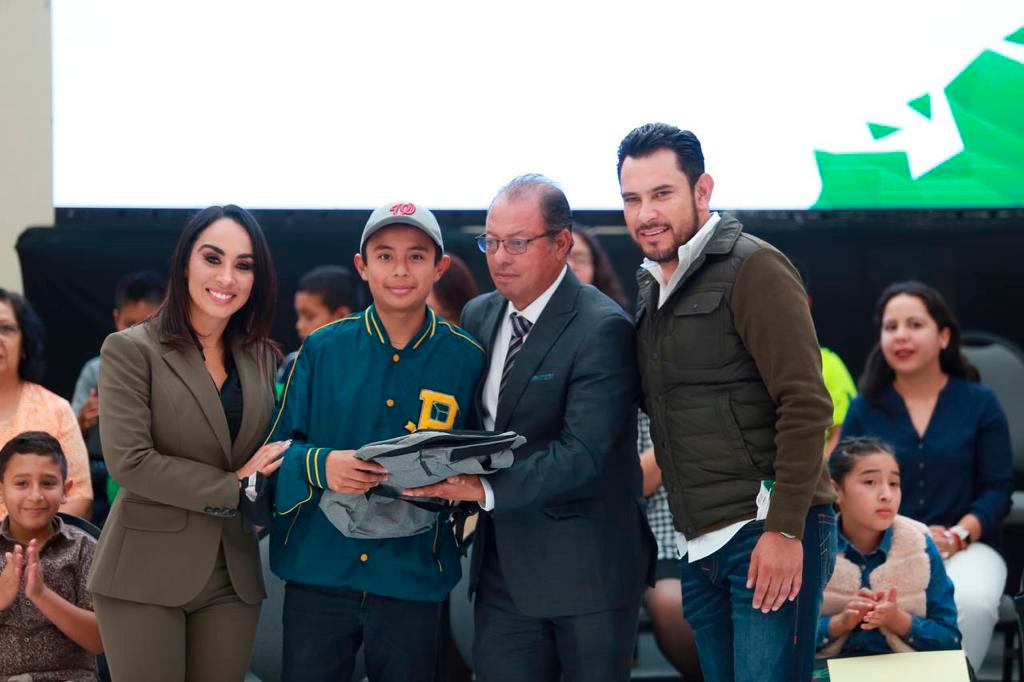 Felix Soto entrega computadoras en Mineral de la Reforma