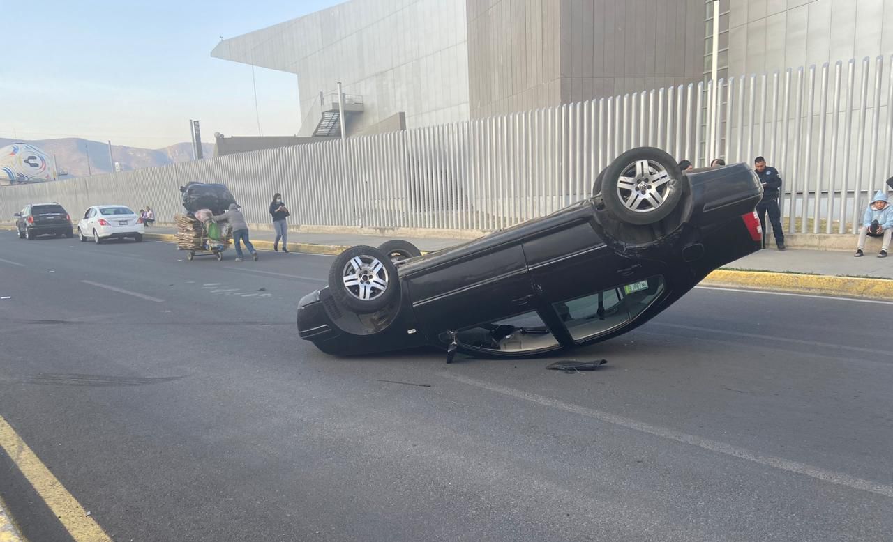 Accidente en Pachuca: Vuelca vehículo en Zona Plateada