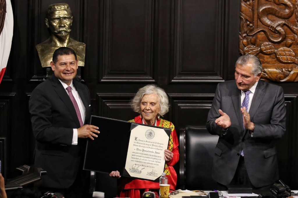 Elena Poniatowska recibe la Medalla Belisario Domínguez