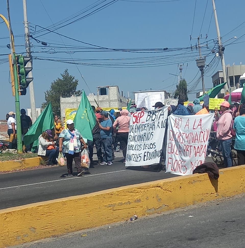 UNTA y padres de familia cierran la carretera Pachuca-Actopan