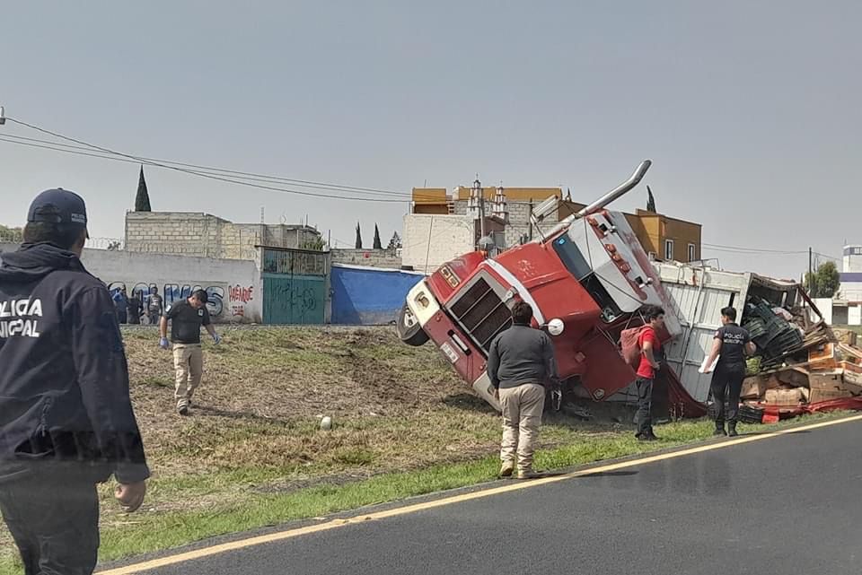 Autopista México-Pachuca: vuelca camión de frutas en Tolcayuca