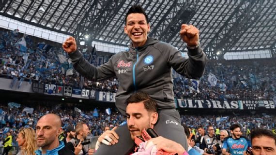 Chucky Lozano festeja título del Napoli lesionado