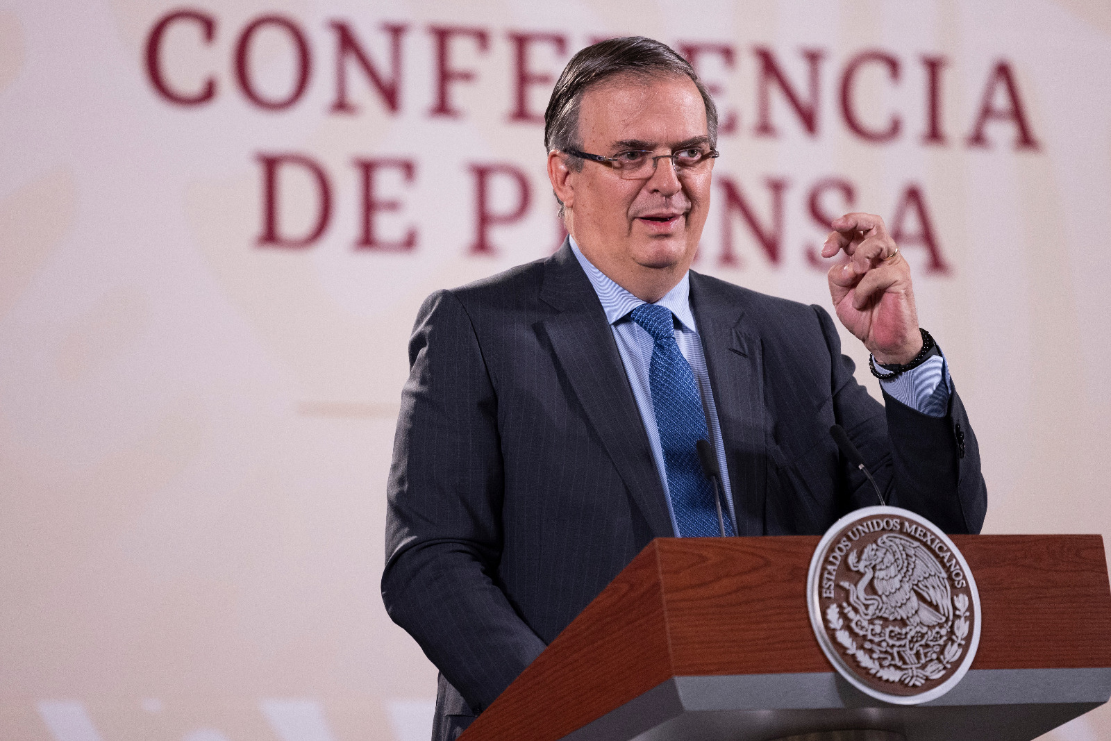 Kennedy, una persona ignorante y non grata: Ebrard