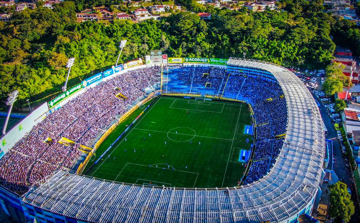 Confirman al menos doce muertos en estampida en estadio de El Salvador