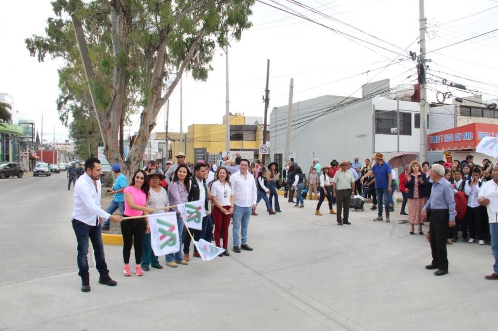 Inaugura Felix Soto pavimentación de calle Álamo Dorado