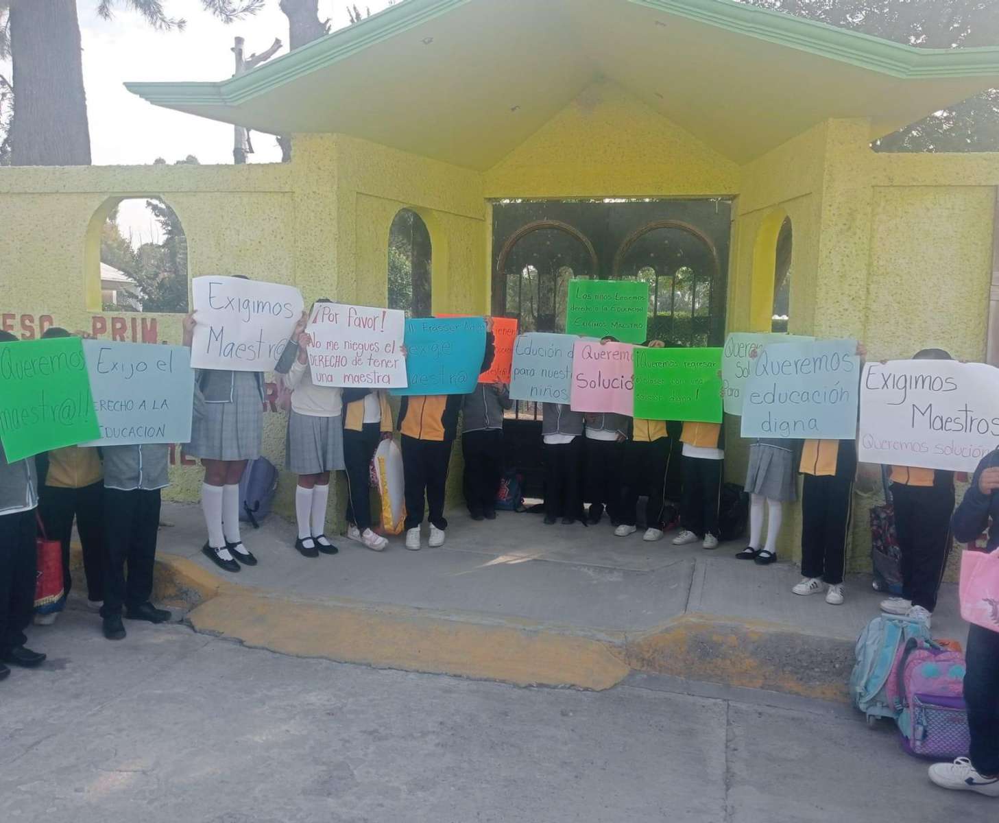 Alumnos y padres de familia exigen maestros para primaria de Tetepango