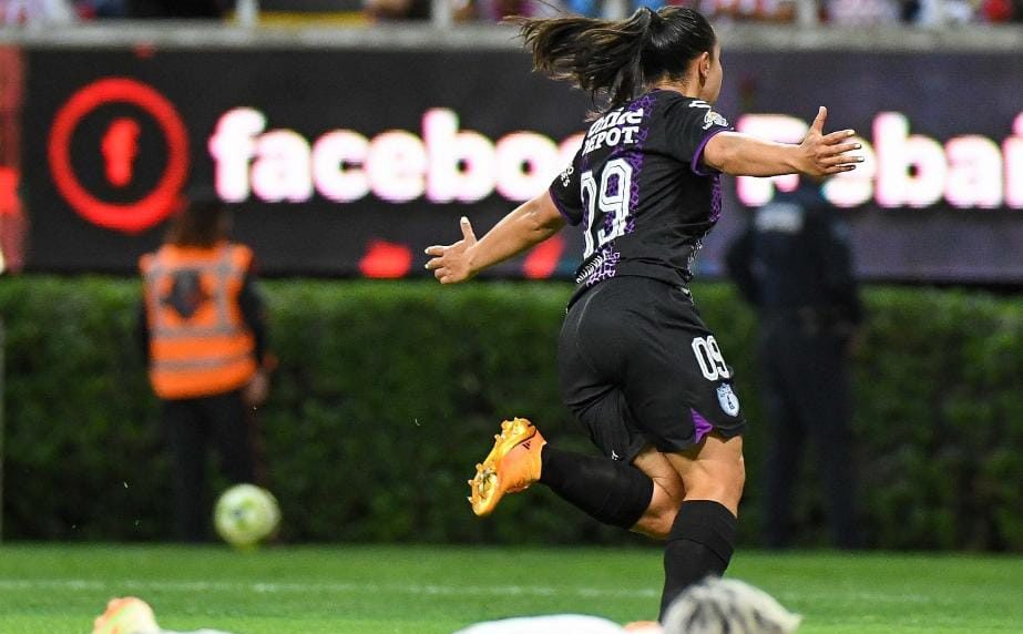 Charlyn Corral rompe récord de goles en la Liga MX