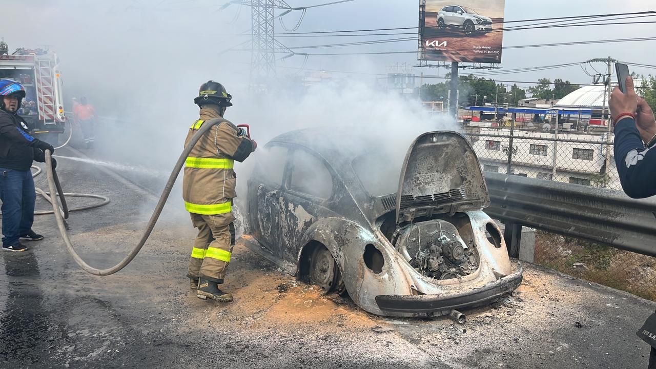 Carretera México-Pachuca: Se incendia vehículo