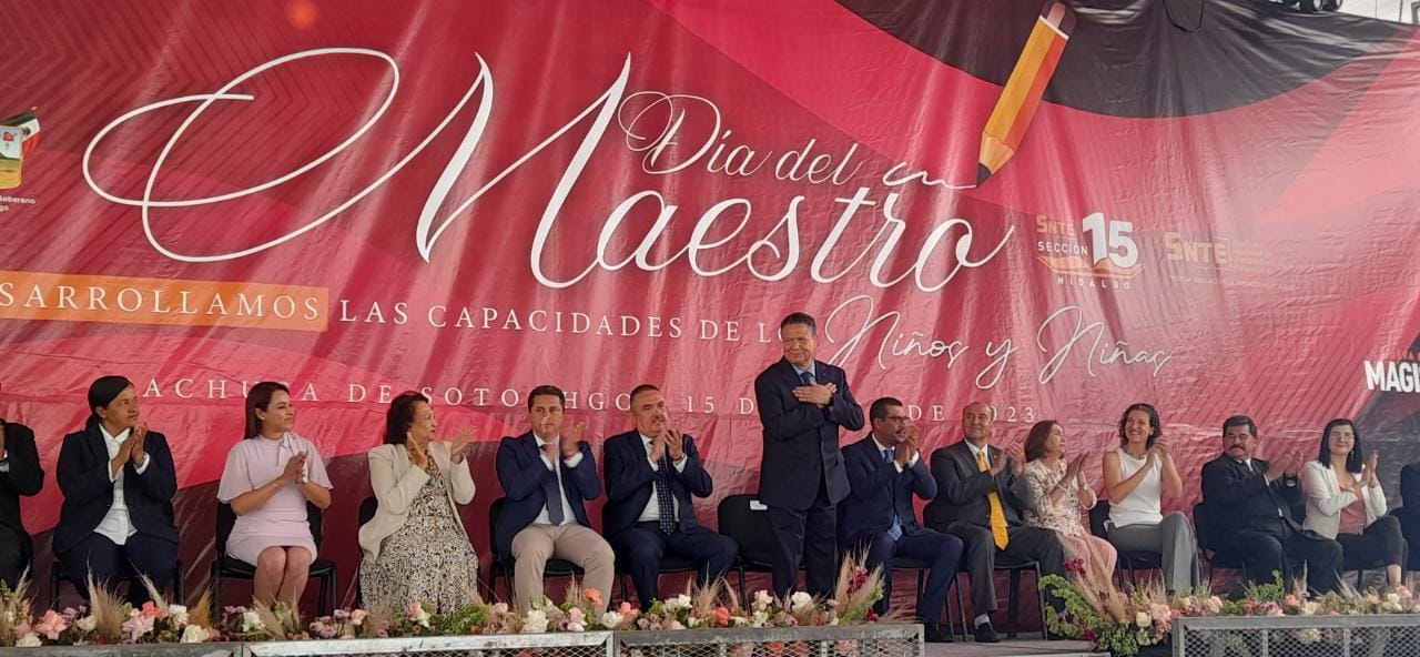 Asiste gobernador a celebración del Día del Maestro