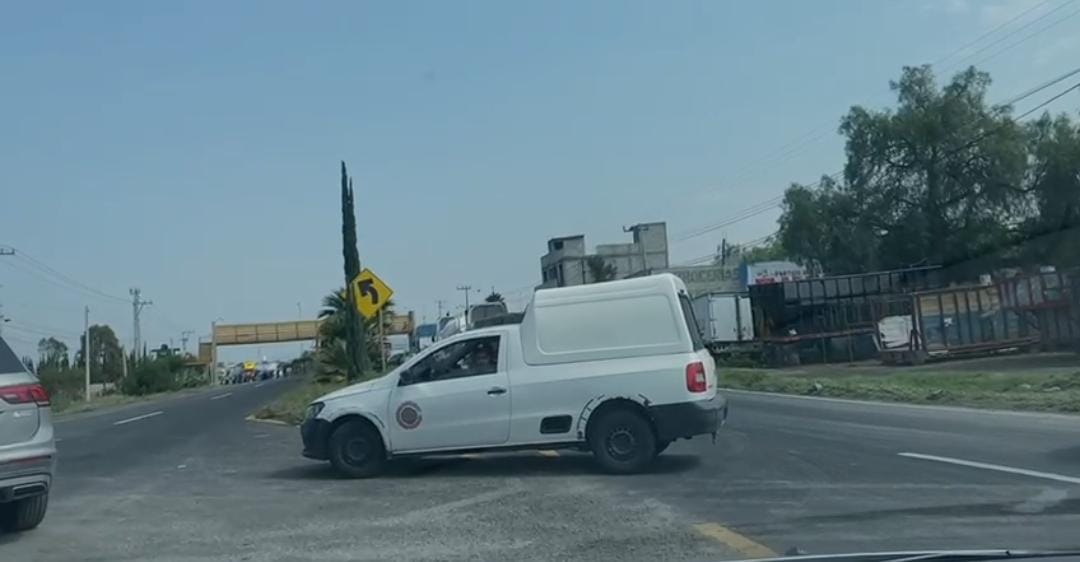 ¡Alerta Vial! Bloquean la carretera Pachuca-Actopan en ambos sentidos