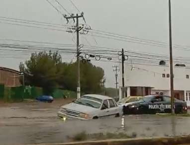 ¡Caos en la carretera Pachuca-Sahagún! Vehículos atrapados y dañados