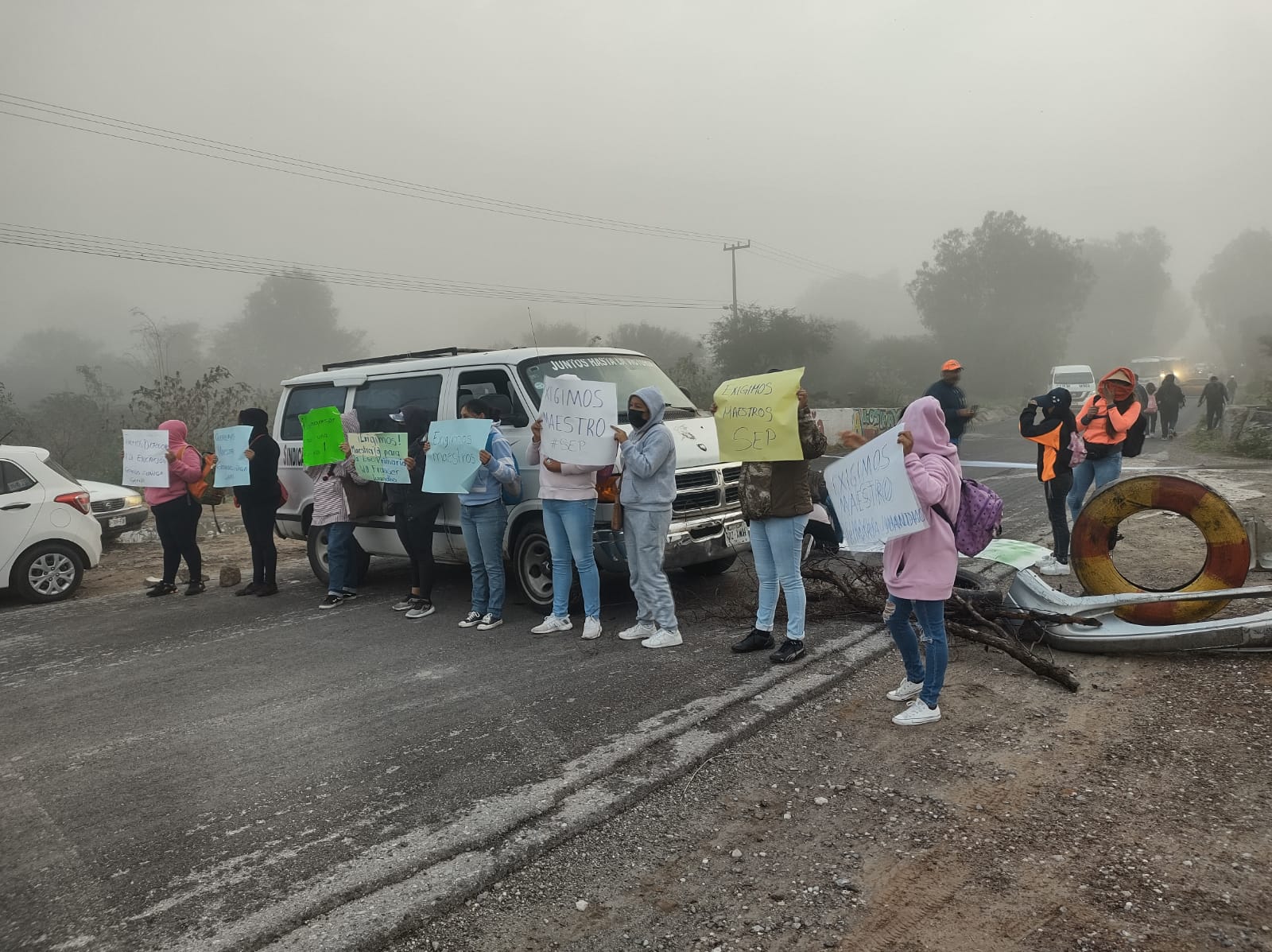 Padres de familia bloquean la carretera Tlaxcoapan-Tetepango