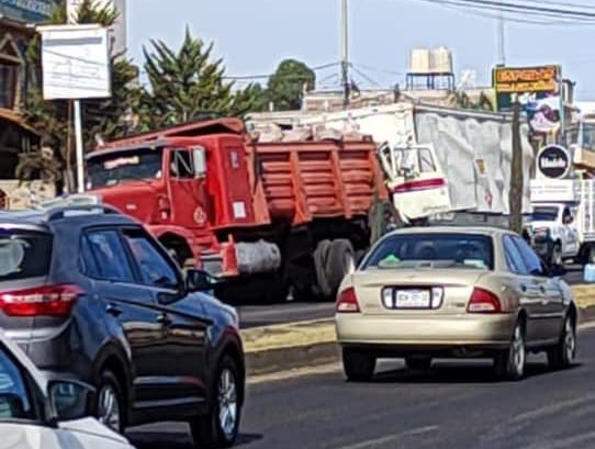 Accidente en Tulancingo: Dos vehículos de carga chocan en San José