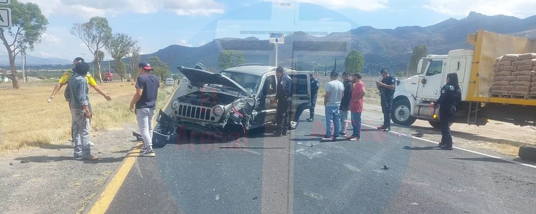 El accidente registrado hoy en la maña se suscitó cuando presuntamente el conductor de una camioneta Jeep invadió el carril y se impactó de frente contra otra sub, pero de modelo Windstar. Foto: Especial