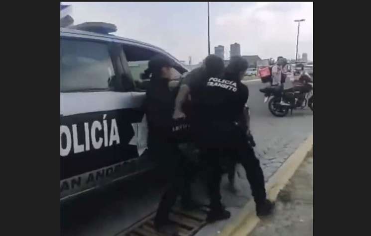 VIDEO | Sujeto golpea a mujer policía de Puebla