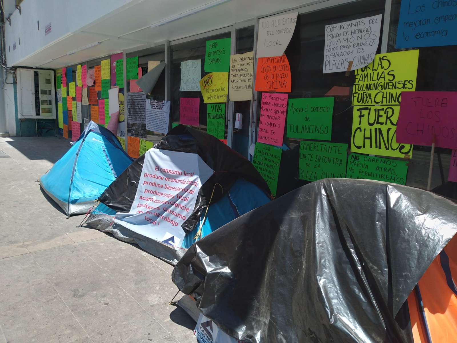 Comerciantes de Tulancingo cumplen 3 semanas de plantón contra tienda china