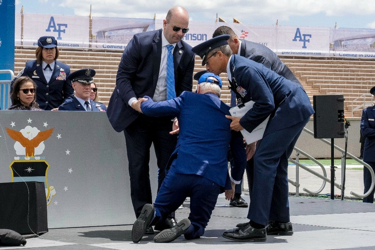 VIDEO | Se cae Biden en ceremonia de graduación de la Fuerza Aérea