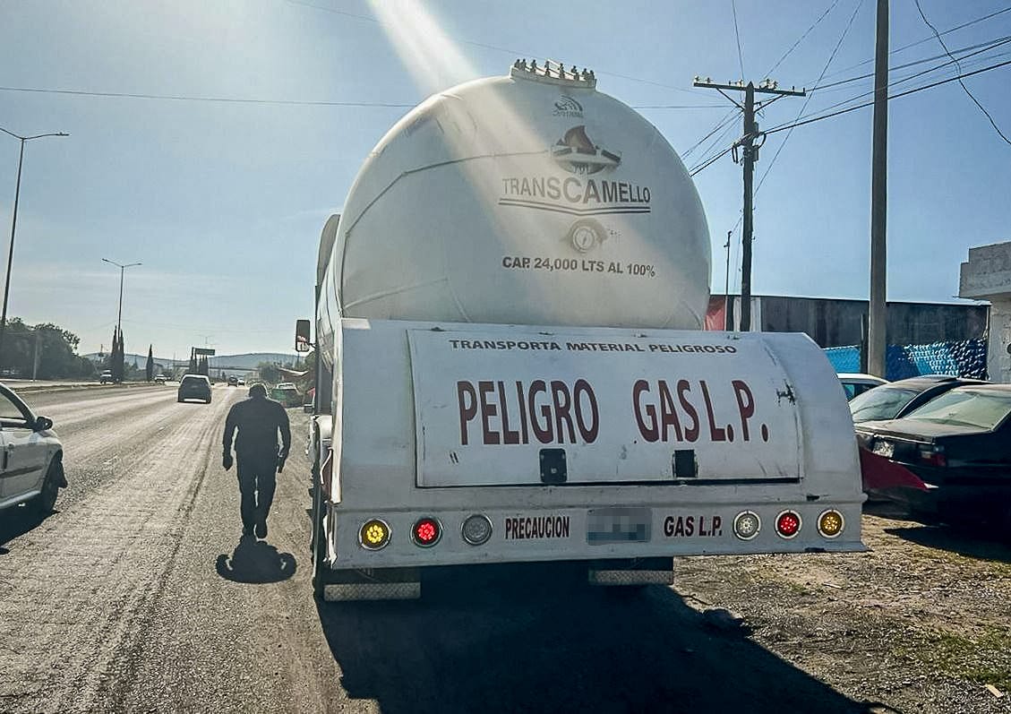 Policía estatal asegura tractocamión con 13 mil litros de gas LP