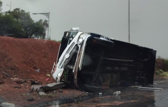 Autopista México-Pachuca: vuelca autobús de transporte público en Indios Verdes