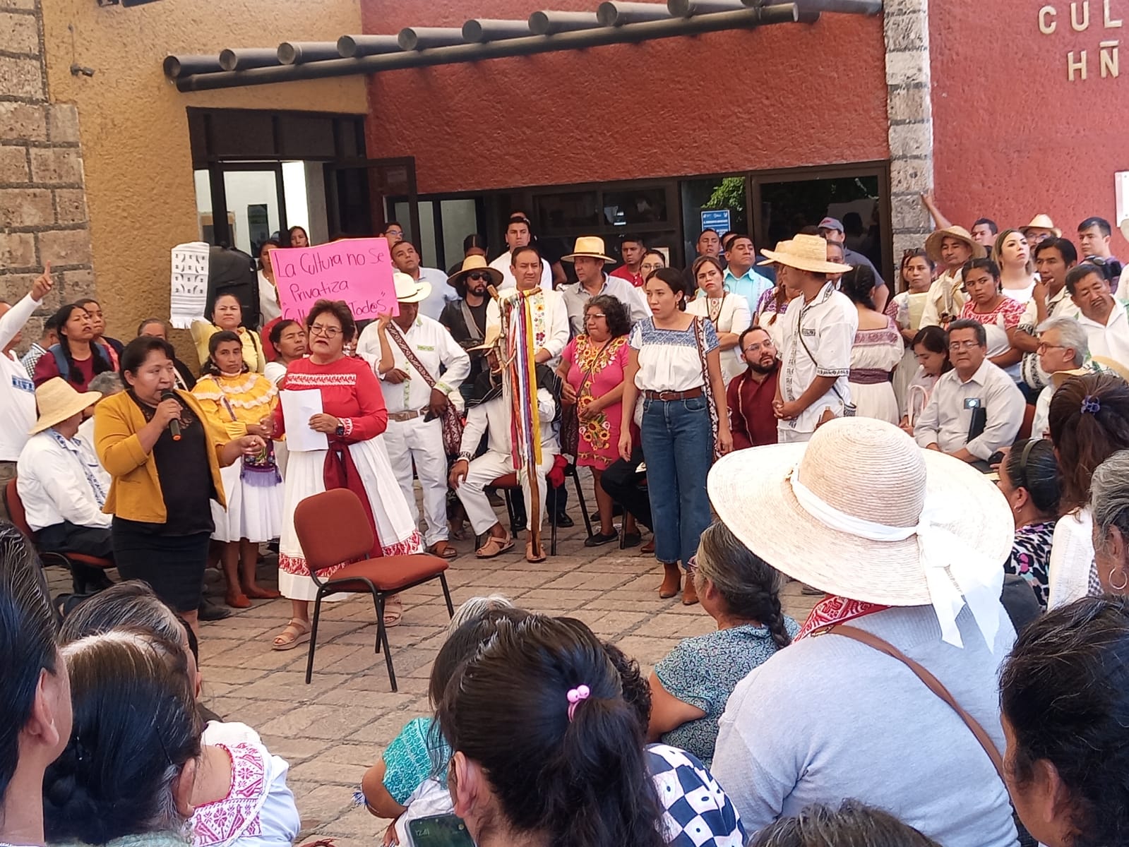 Artesanos de Ixmiquilpan se confrontan en reunión con autoridades