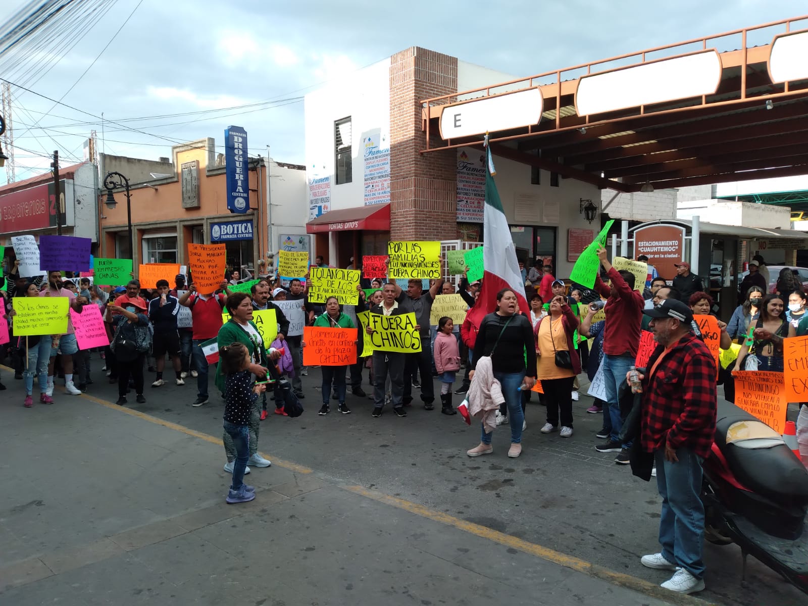 “No más chinos”, sale a marchar el comercio local de Tulancingo