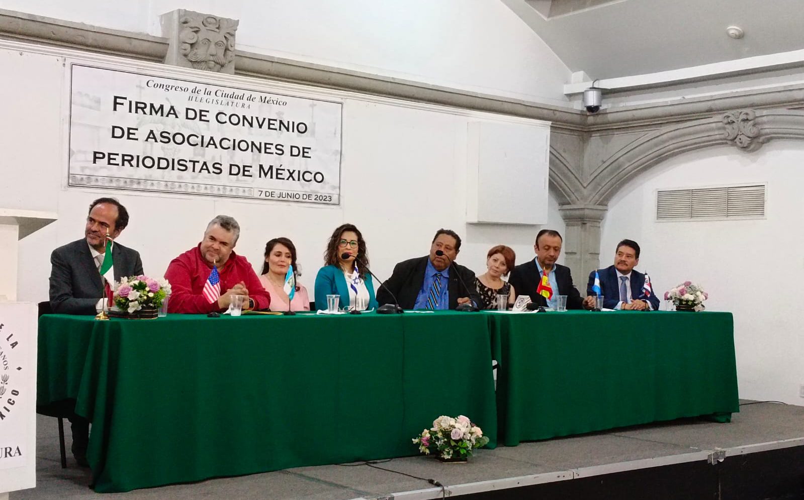 Concretan beneficios en materia de salud para comunicadores