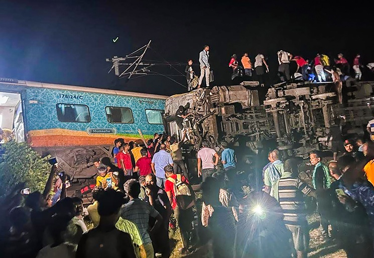 Choque de trenes en India deja 207 muertos y 900 heridos