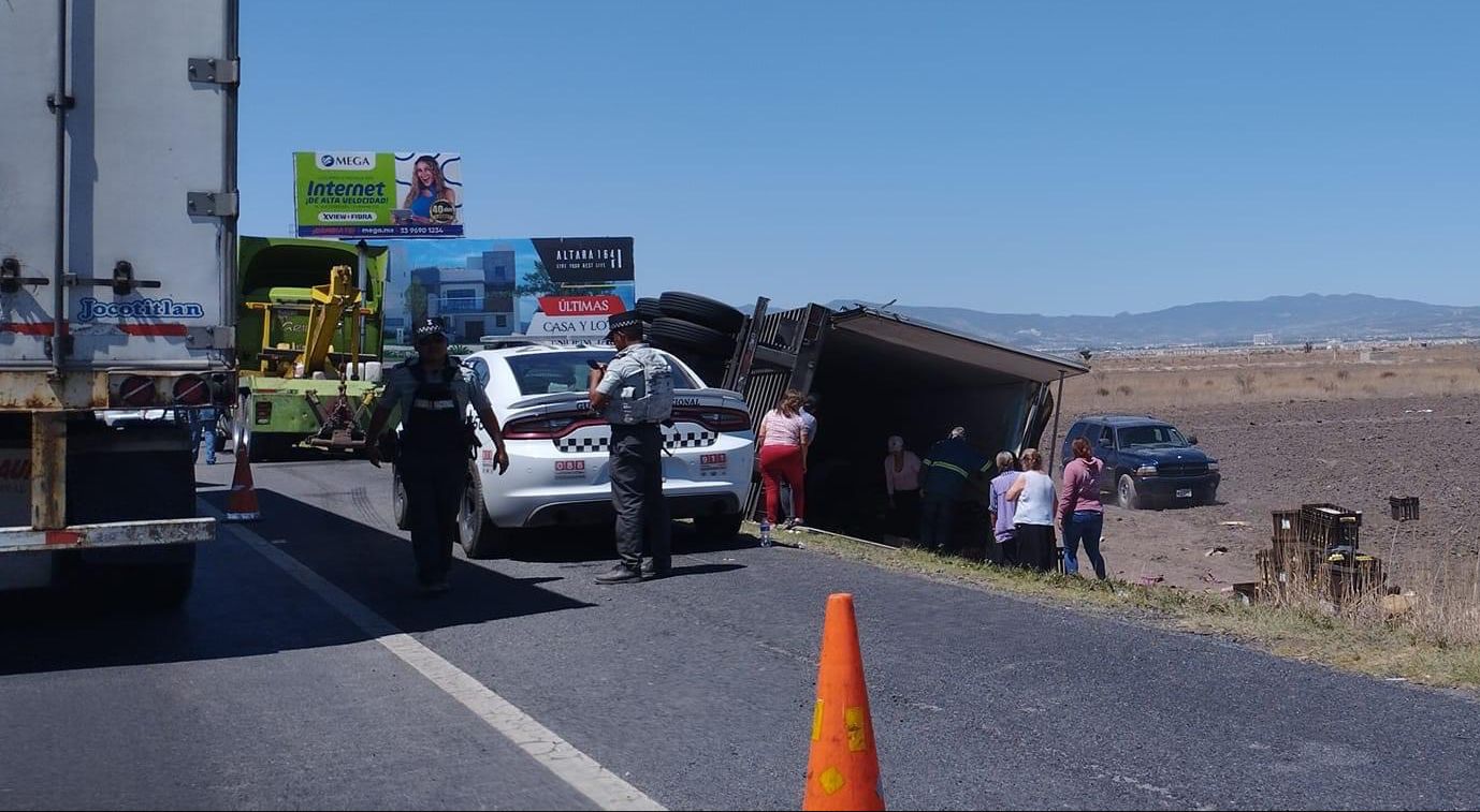 Autopista México-Pachuca: vuelca camión a la altura de Zapotlán