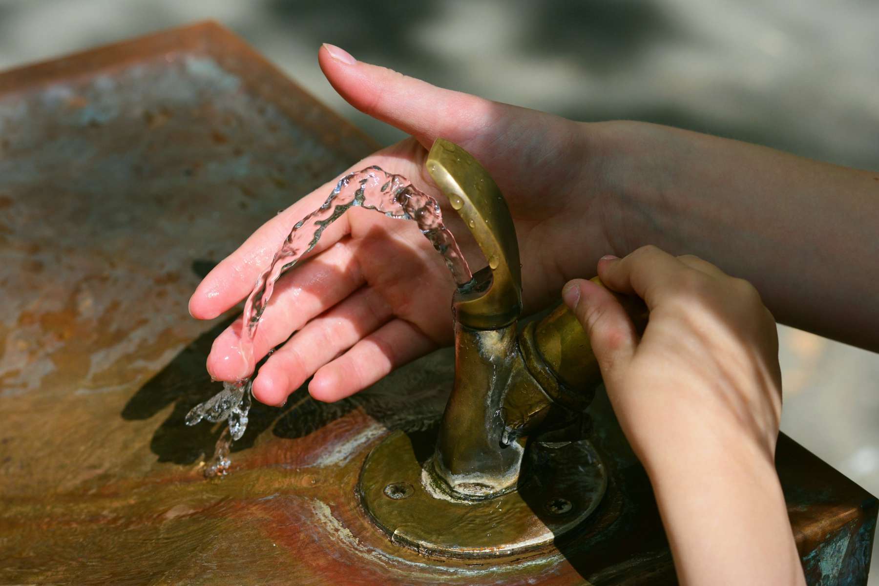 Mujeres sufren más la escasez del agua