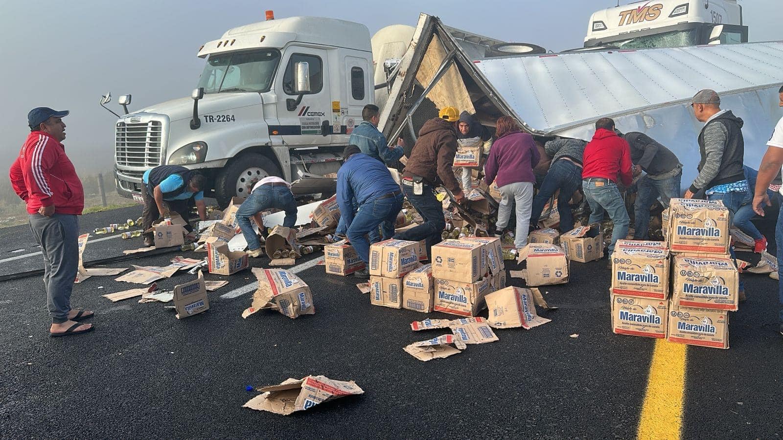 Carambola de 4 tráileres genera rapiña en autopista México-Tulancingo