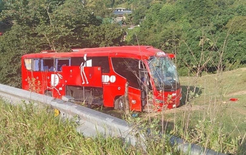 ADO cae a barranco en Molango; hay 18 heridos