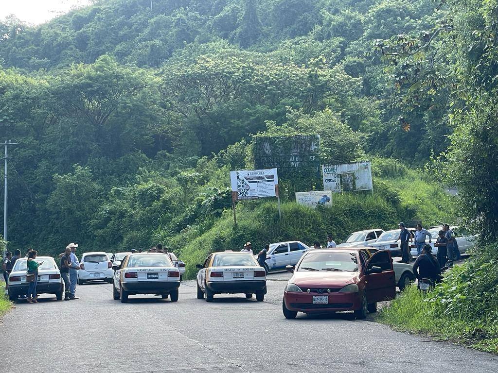 Huehuetla: transportistas y habitantes bloquean crucero San Antonio