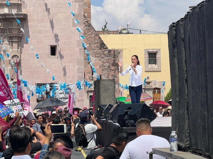 La aspirante a coordinar los Comités de Defensa de la 4T, Claudia Sheinbaum, en el barrio de San Marcos, en Aguascalientes. Claudio Bañuelos