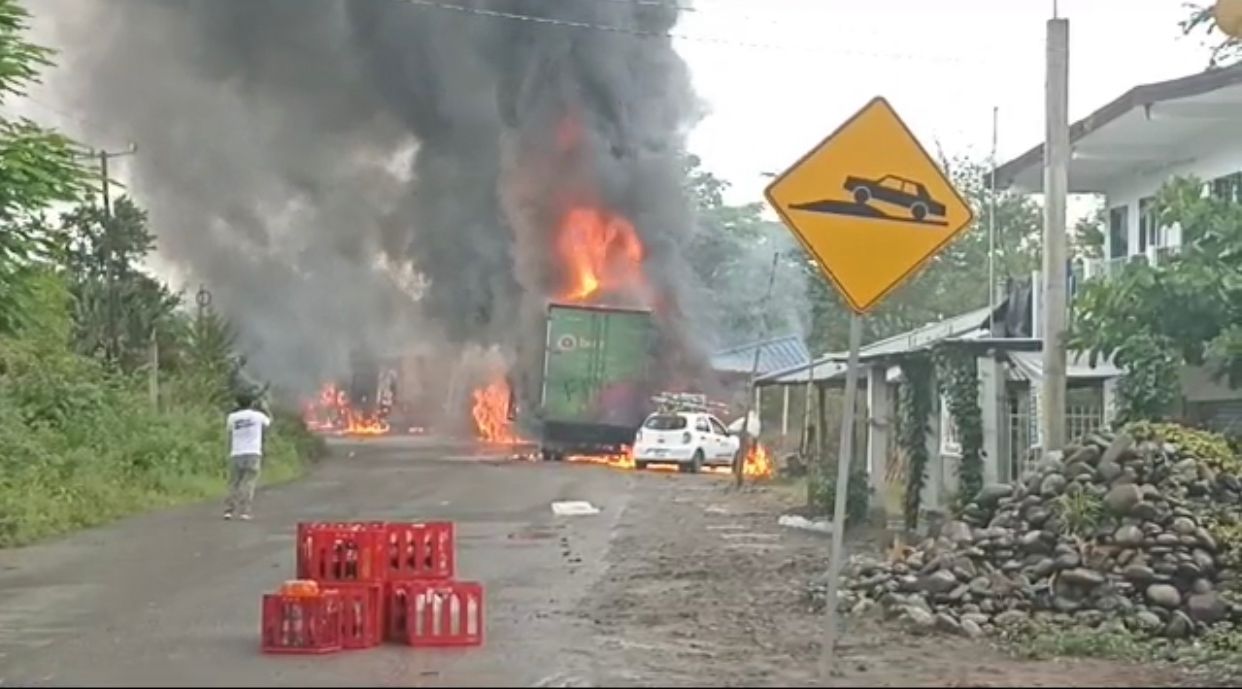 Queman autos en límites de Hidalgo y Veracruz por homicidio de comisario ejidal