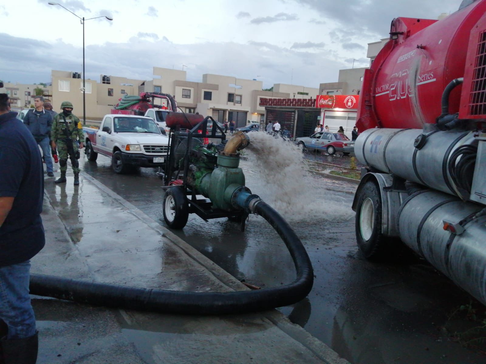 Inundación en Tizayuca: Autoridades apoyan en labores de desazolve